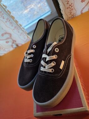 Brand New- Vans Authenic Crepe Demitasse Brown. Size 7 Womens/5.5 Mens
